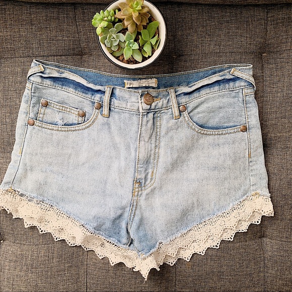 Free People Lace trim denim shorts Size 26 - Picture 1 of 3